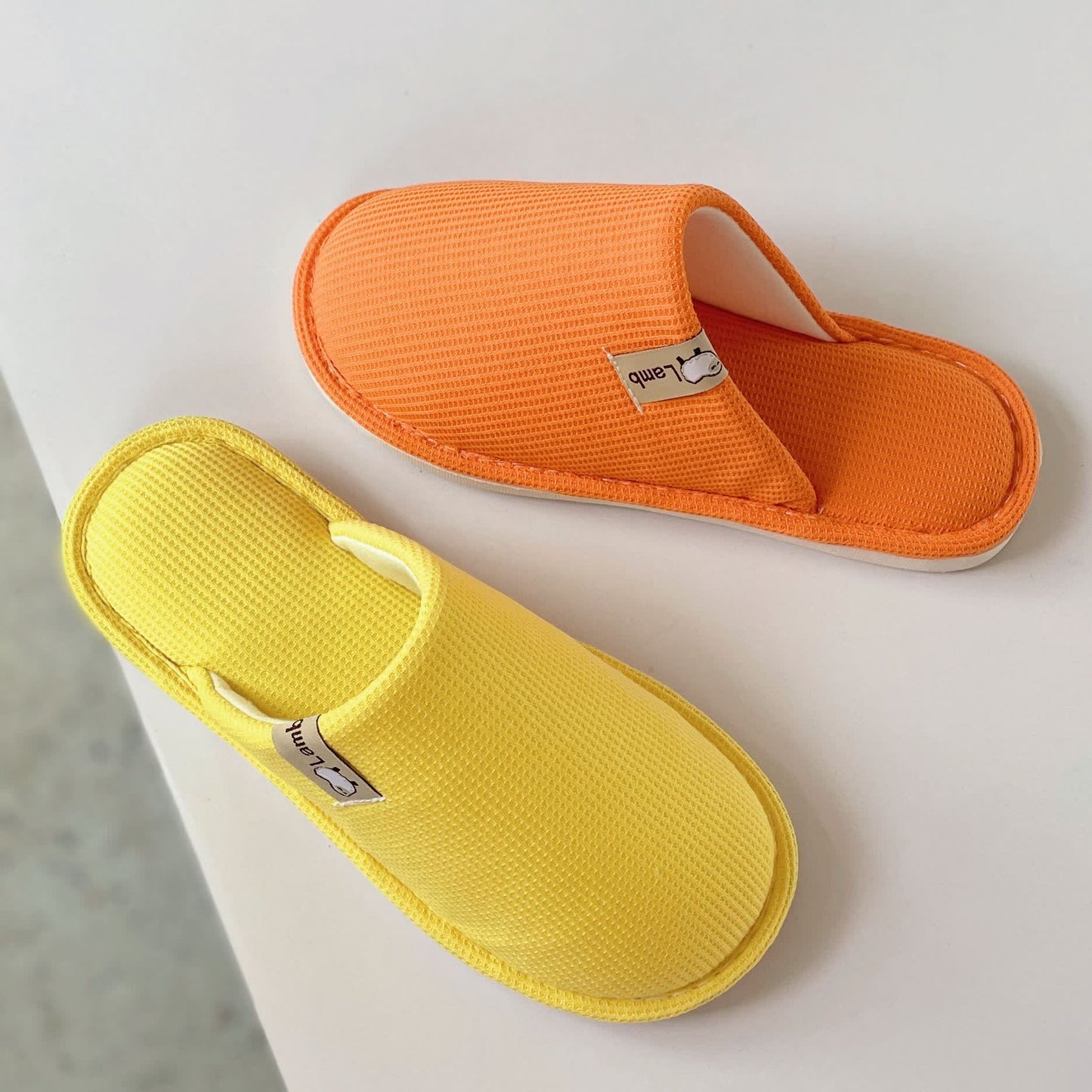 Chaussons simples gaufrés de couleur unie - image 1