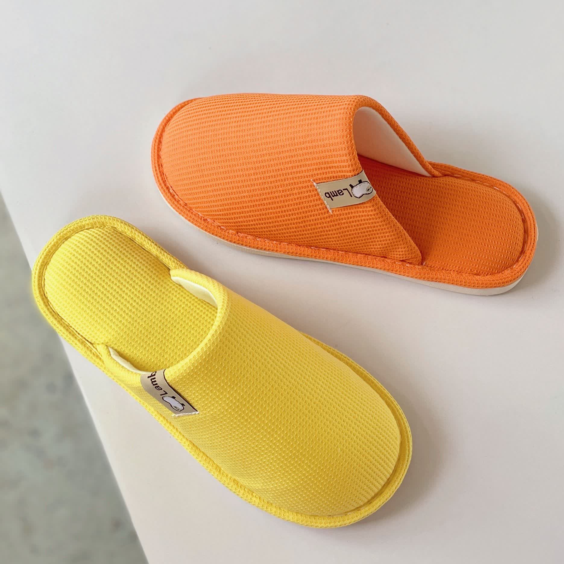 Chaussons simples gaufrés de couleur unie - image 1