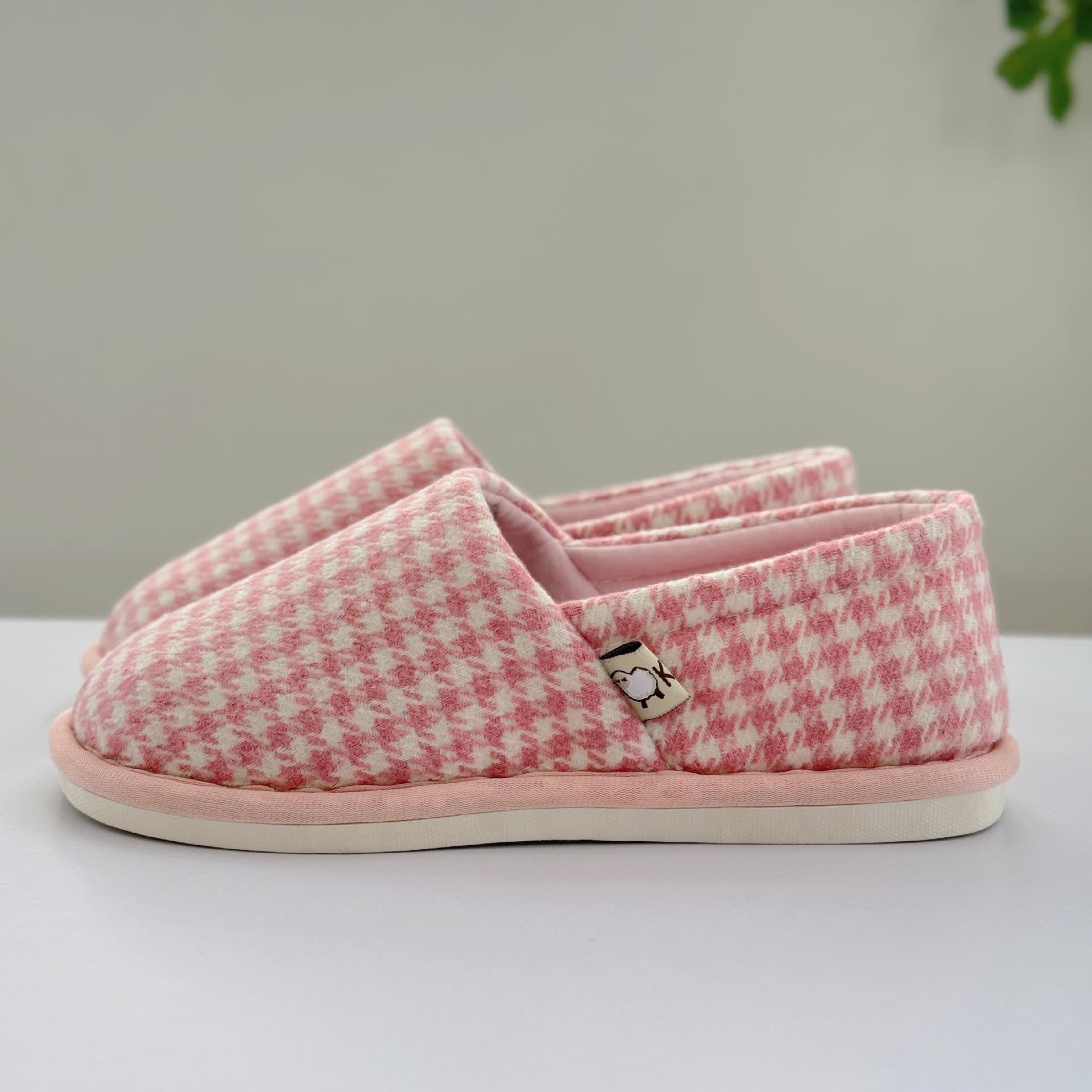 Chaussons légers antidérapants à carreaux pour la maison - image 2