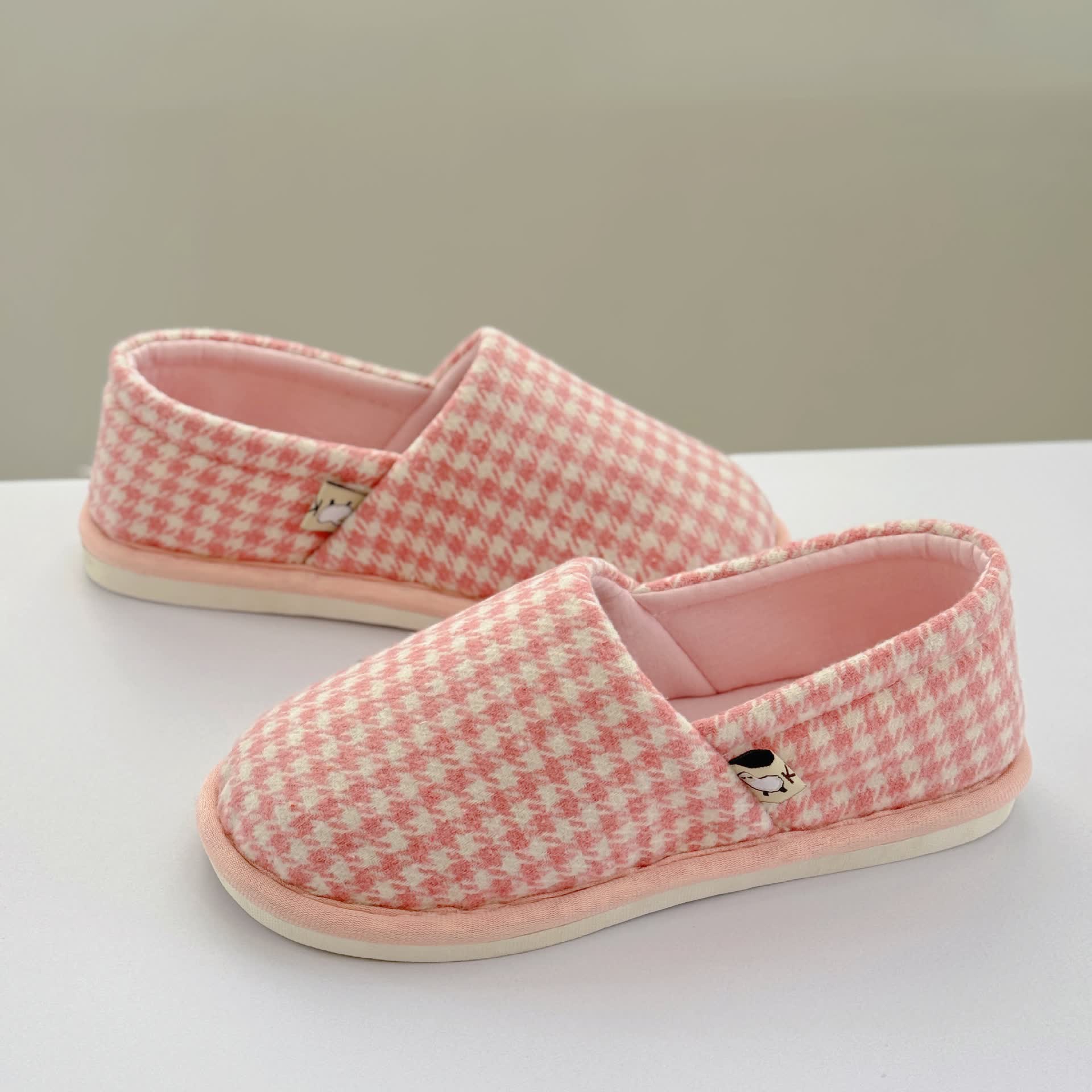 Chaussons légers antidérapants à carreaux pour la maison - image 3
