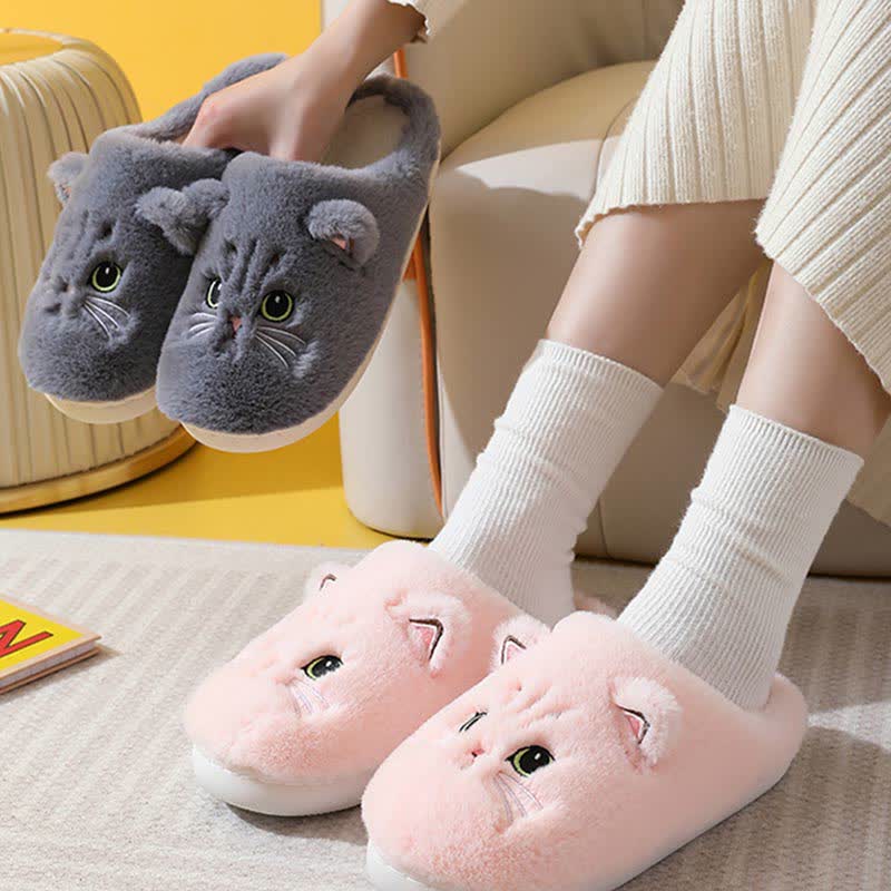 Chaussons d'intérieur en peluche avec un adorable chaton de dessin animé - image 0