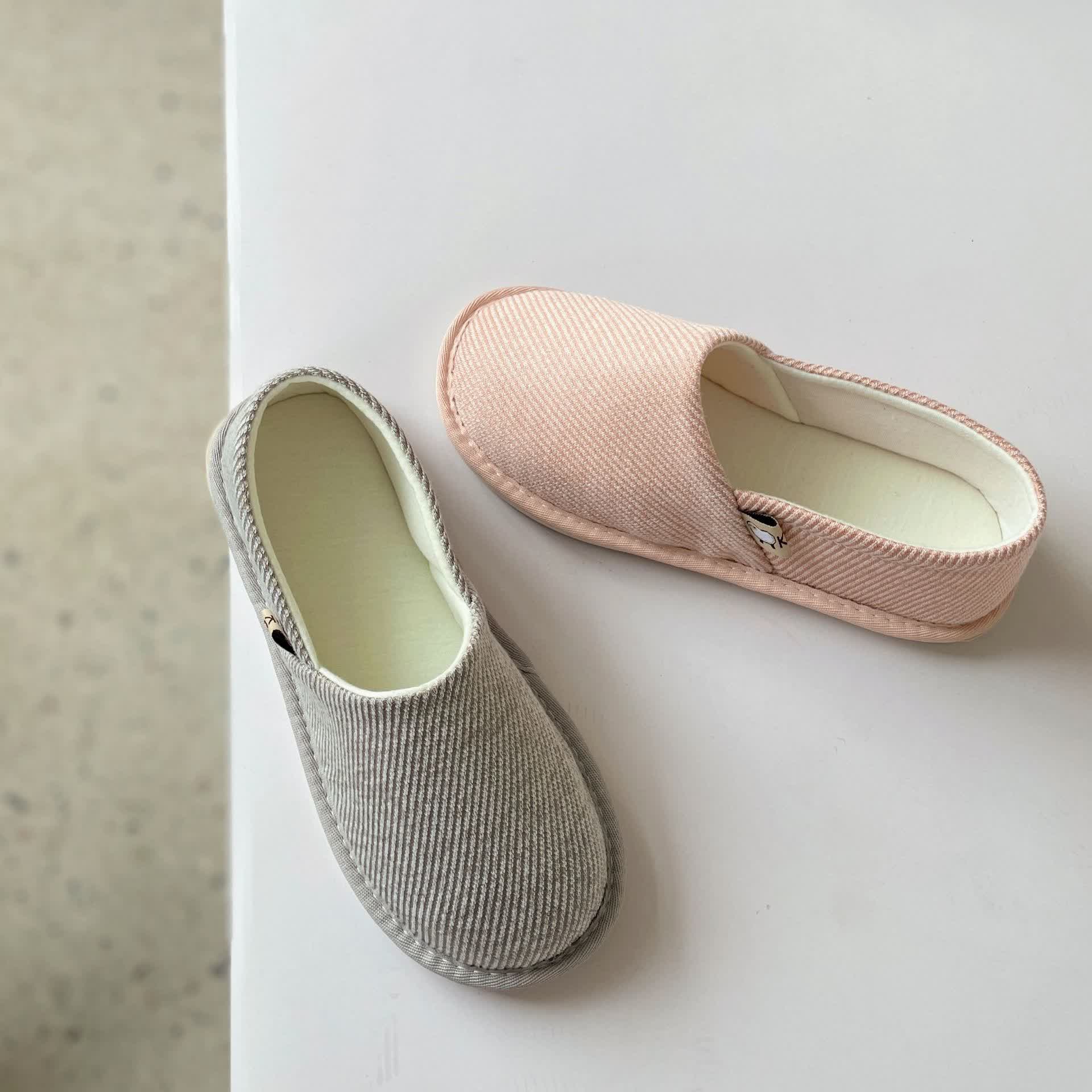 Chaussons d'intérieur à semelle souple et rayures simples - image 2