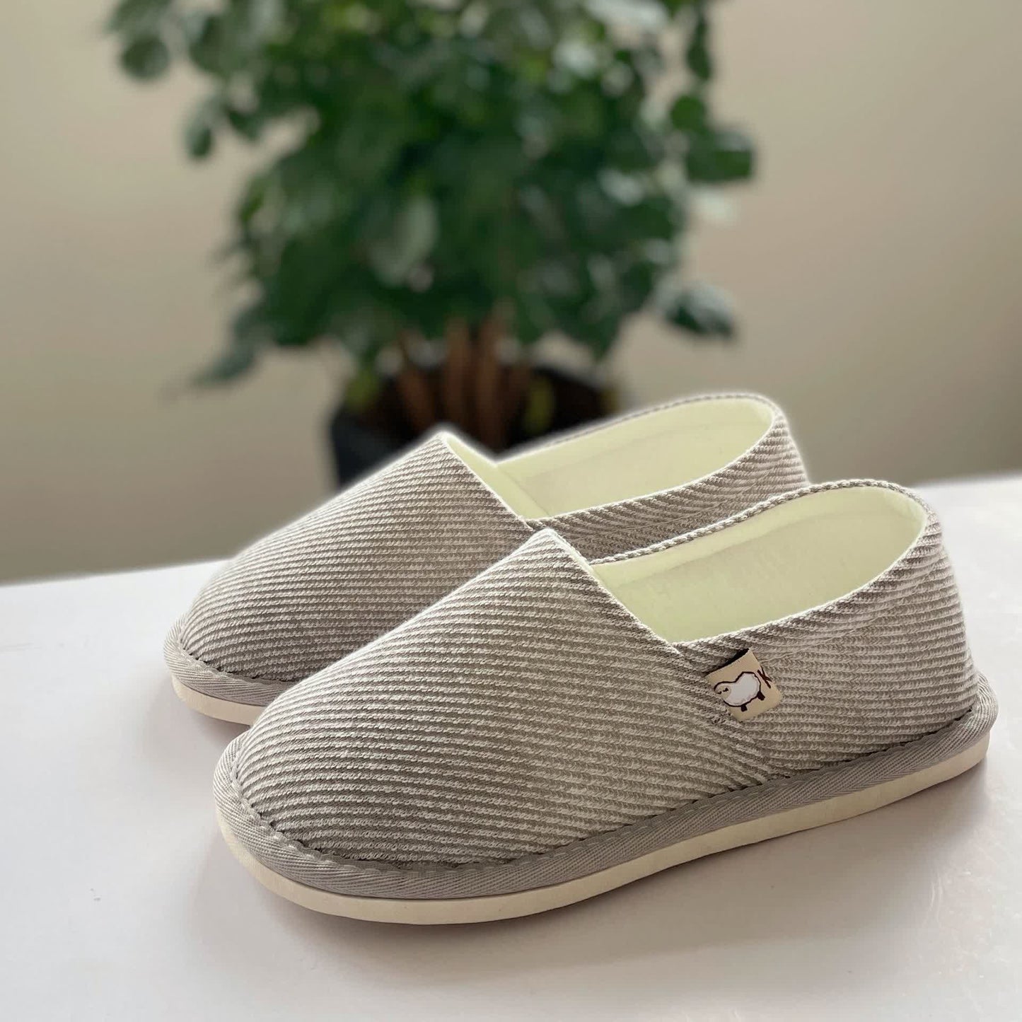 Chaussons d'intérieur à semelle souple et rayures simples