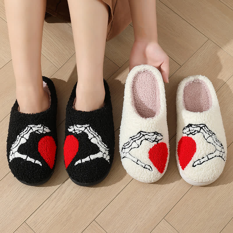 Chaussons grande taille motif squelette et cœur - image 0