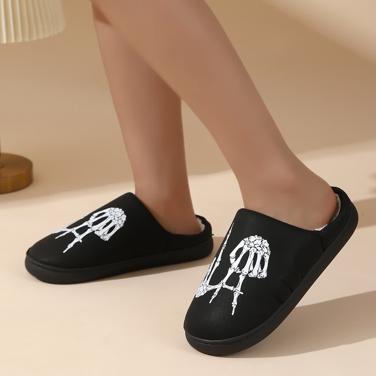 Chaussons grande taille à imprimé tête de mort - image 1