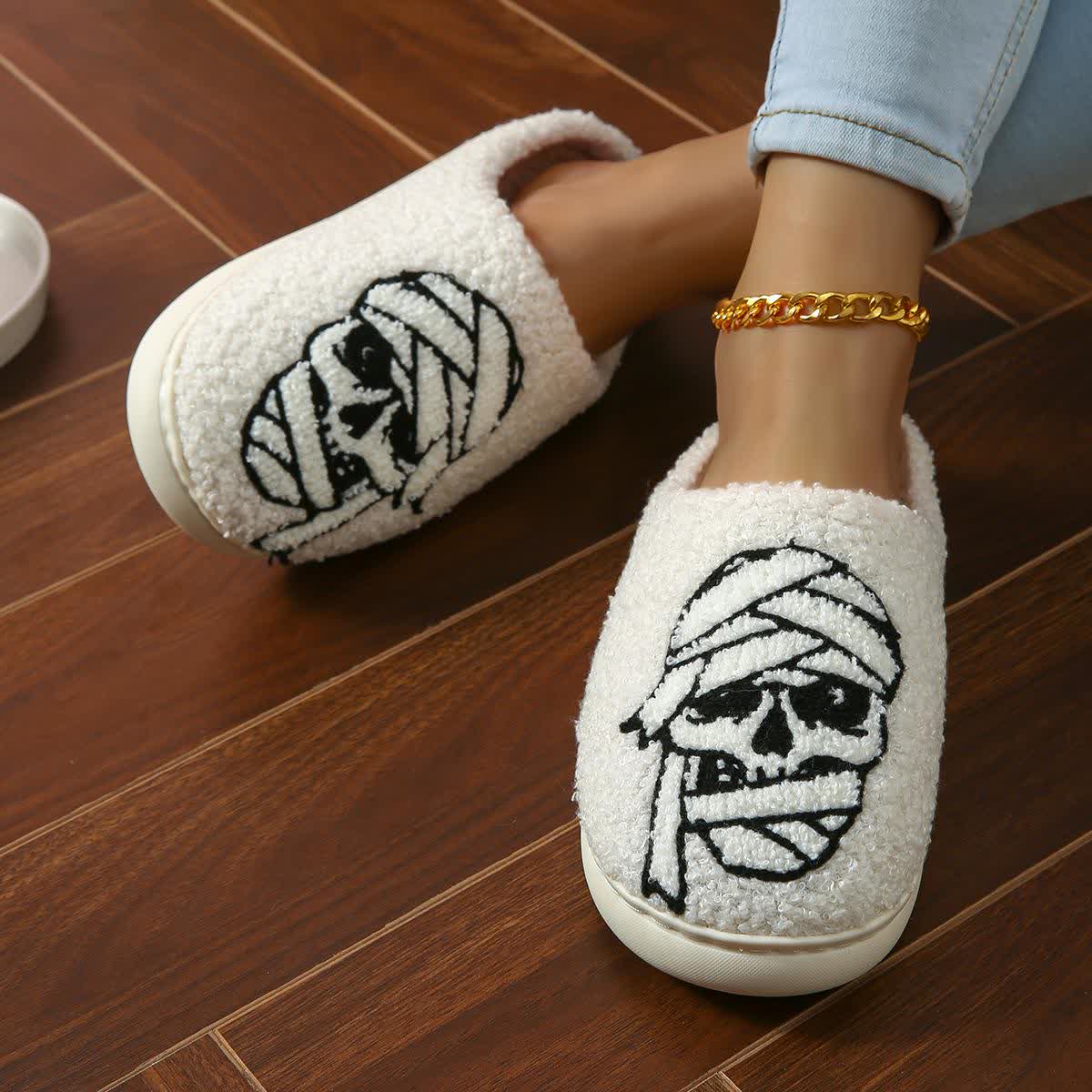 Chaussons d'Halloween grande taille à imprimé tête de mort et bandage - image 3
