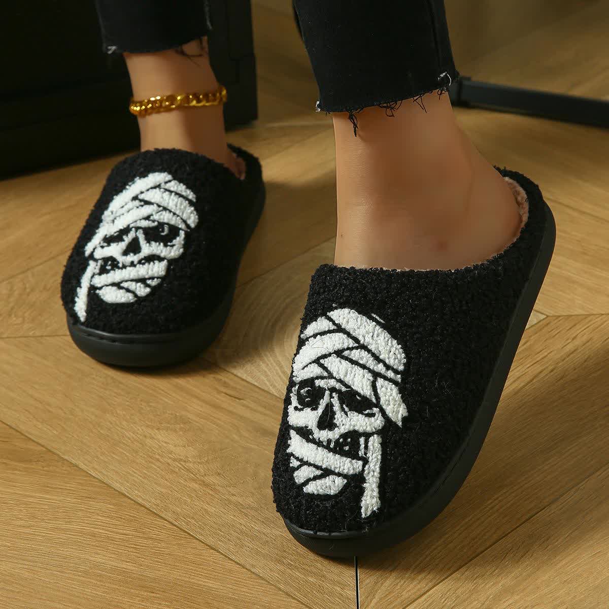 Chaussons d'Halloween grande taille à imprimé tête de mort et bandage - image 7