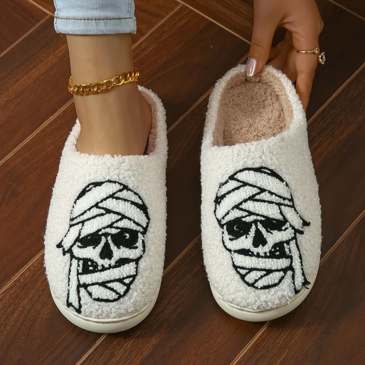 Chaussons d'Halloween grande taille à imprimé tête de mort et bandage - Blanc - EU44-45 (US10-11) - image 1