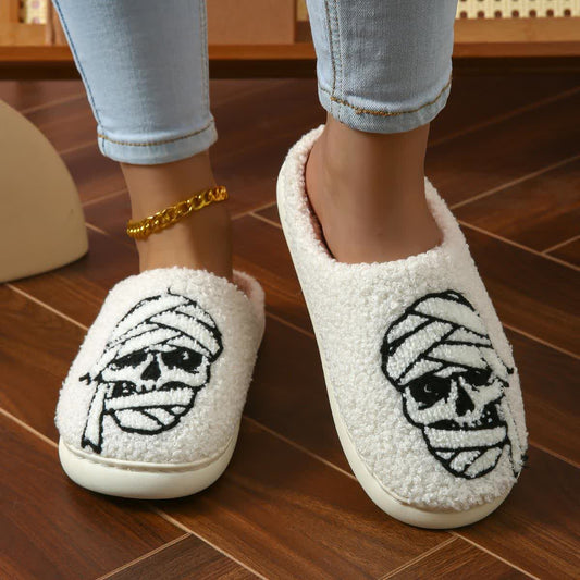 Chaussons d'Halloween grande taille à imprimé tête de mort et bandage - image 1