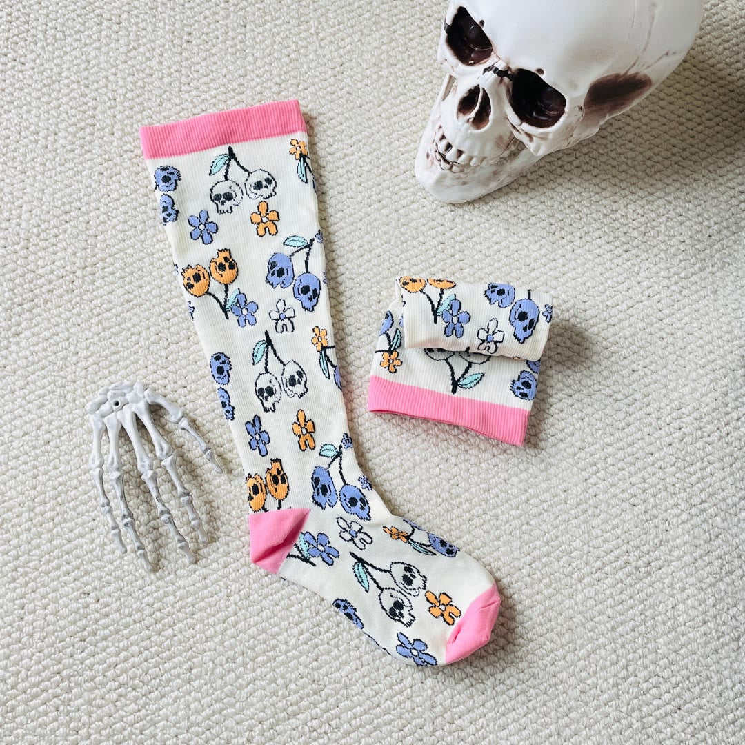 Chaussettes de compression grande taille motif tête de mort et fleurs d'Halloween (3 paires) - image 4