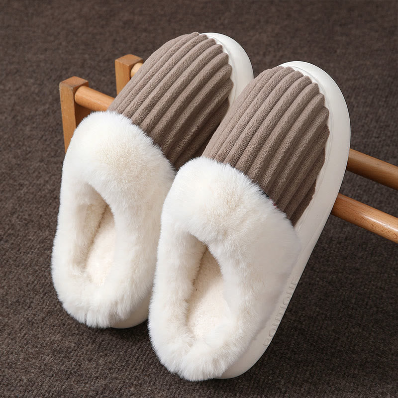 Pantoufles blanches en peluche grande taille - image 8