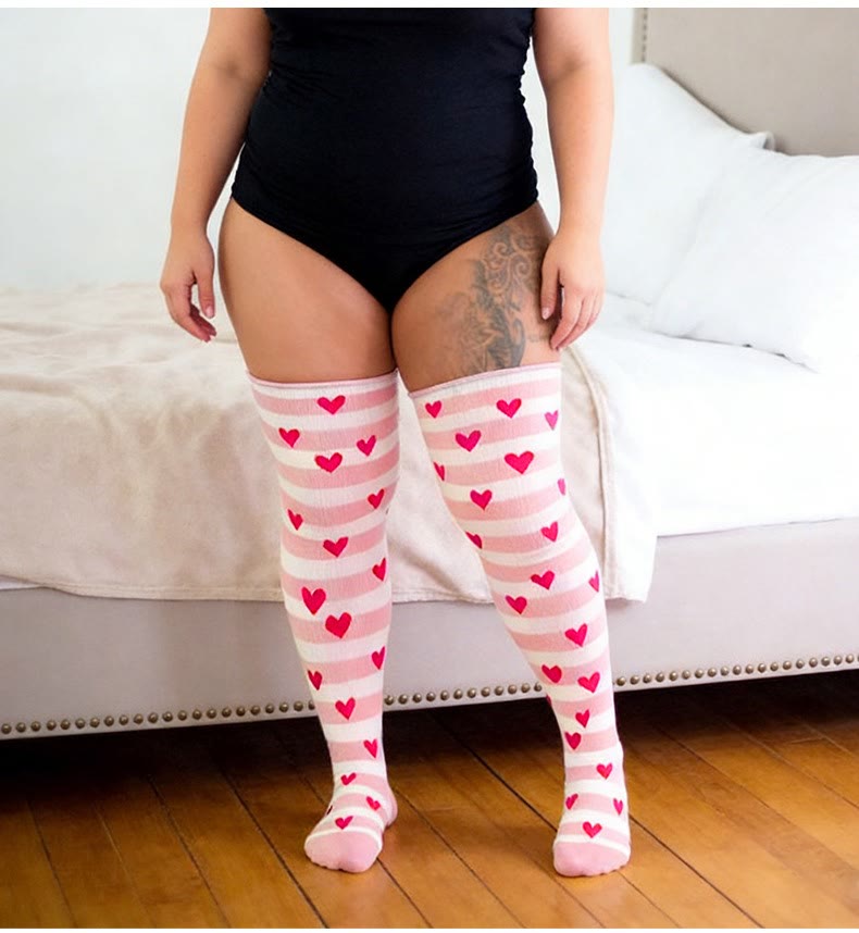 Chaussettes hautes à pois et rayures en forme de cœur - image 3