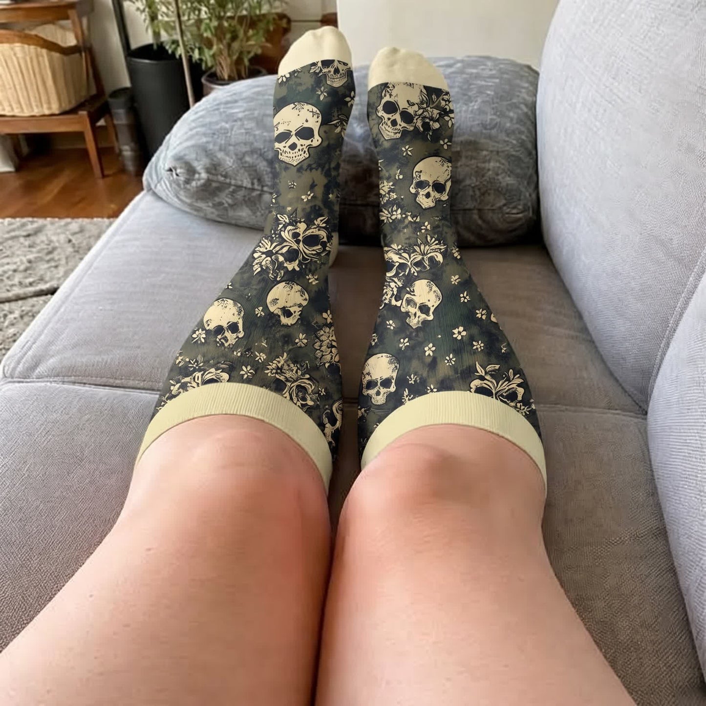 Chaussettes de compression grandes tailles Olive Skull Floral à motif de crâne - image 1
