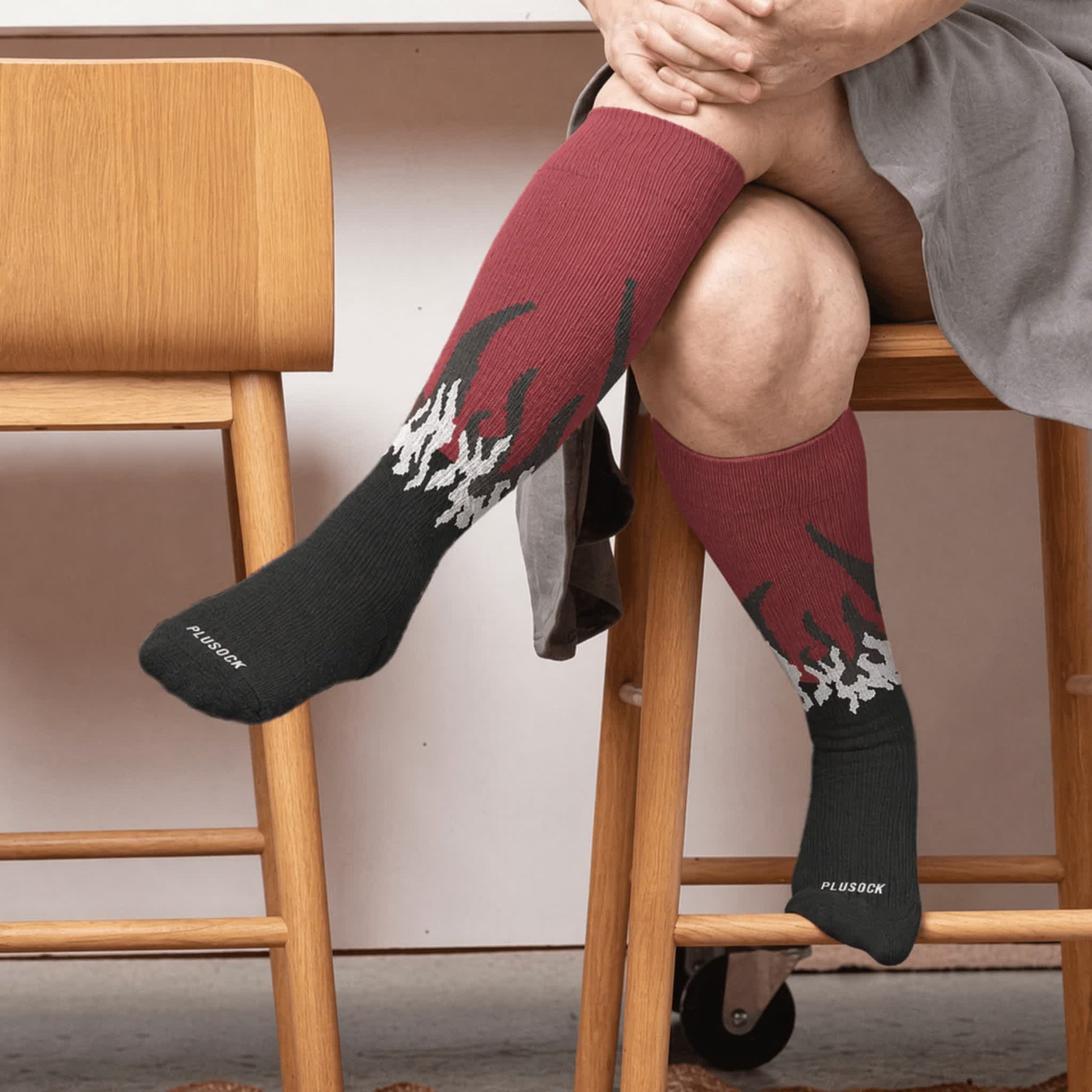 Chaussettes de compression grandes tailles à motif flamme et blocs de couleur - image 1