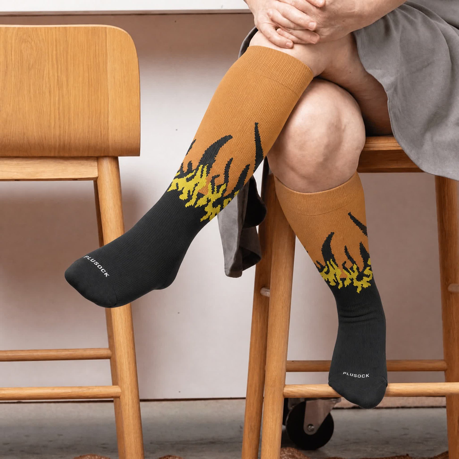 Chaussettes de compression grandes tailles à motif flamme et blocs de couleur - image 3
