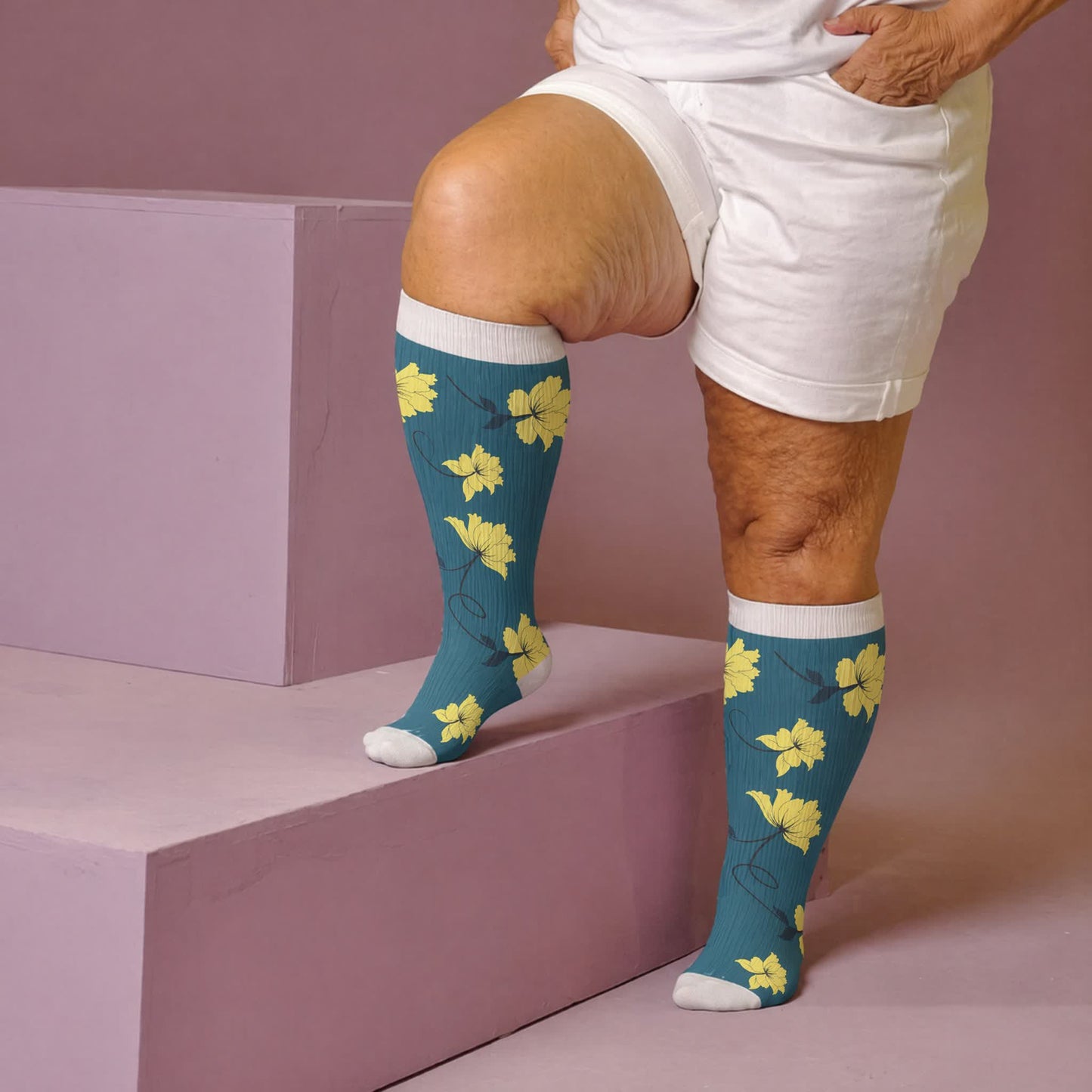 Chaussettes de compression grandes tailles à fleurs éclatantes - image 1