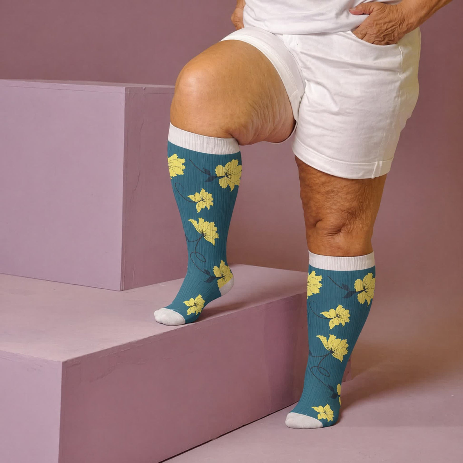 Chaussettes de compression grandes tailles à fleurs éclatantes - image 1