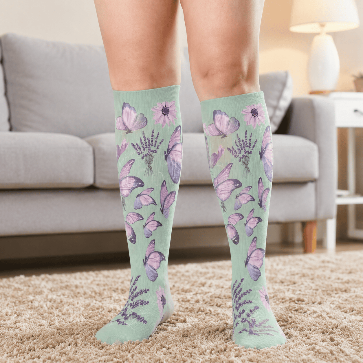 Chaussettes de compression grandes tailles à motif papillons dansants - image 1