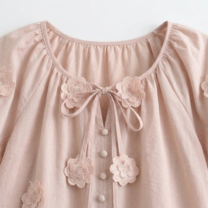Blouse à manches bouffantes et application florale, noué sur le devant, avec nœud sur le devant. - image 6