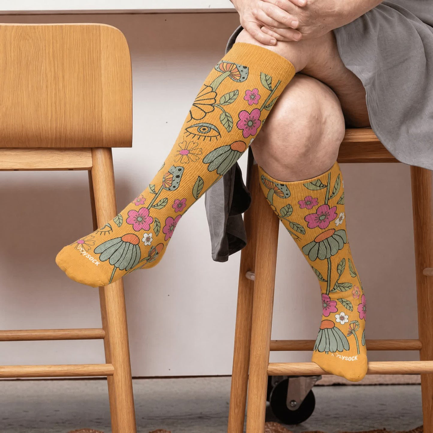 Chaussettes de compression rétro grande taille à effet œil et fleurs - Jaune (1 paire) - 4XL - image 2