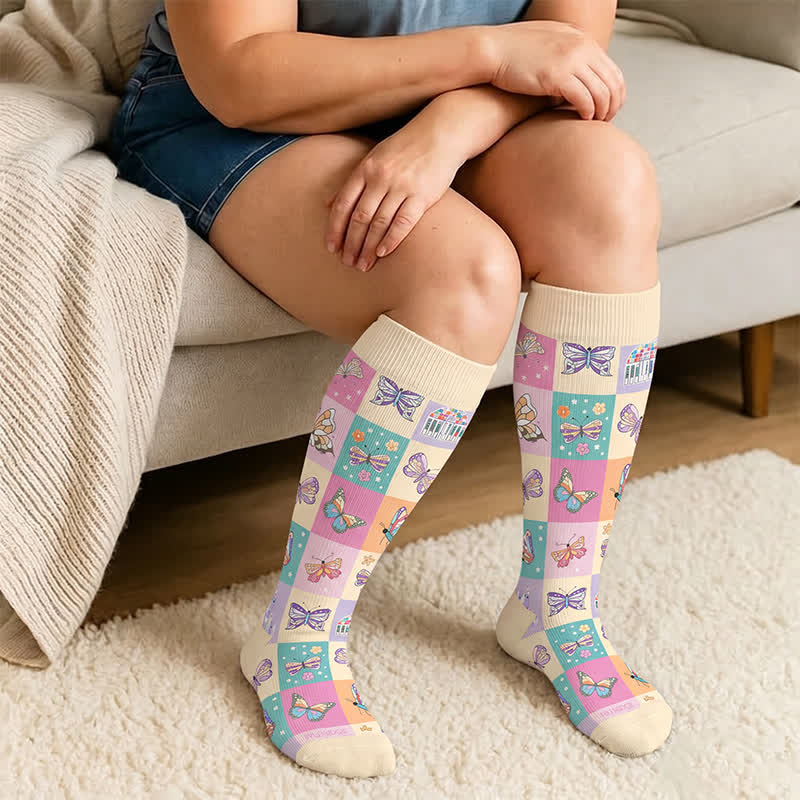 Chaussettes de compression grandes tailles à papillon pastel - image 1
