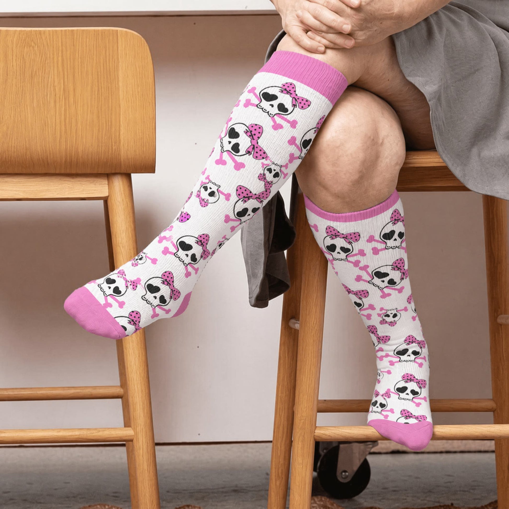 Chaussettes de compression grande taille Kawaii à nœud tête de mort et nœud papillon - Blanc (1 paire) - 4XL - image 1