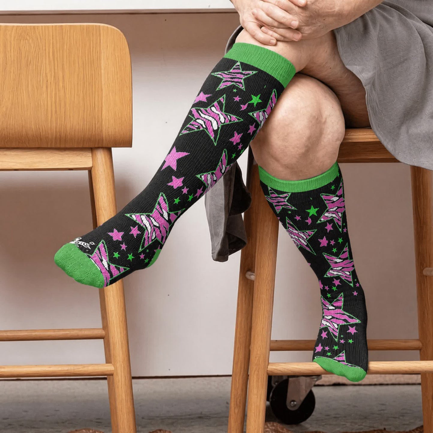 Chaussettes de compression grandes tailles à étoiles néon - Noir (1 paire) - 4XL - image 1