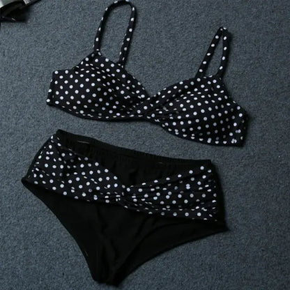 Ensemble bikini rétro blanc à pois torsadés sur le devant - image 2