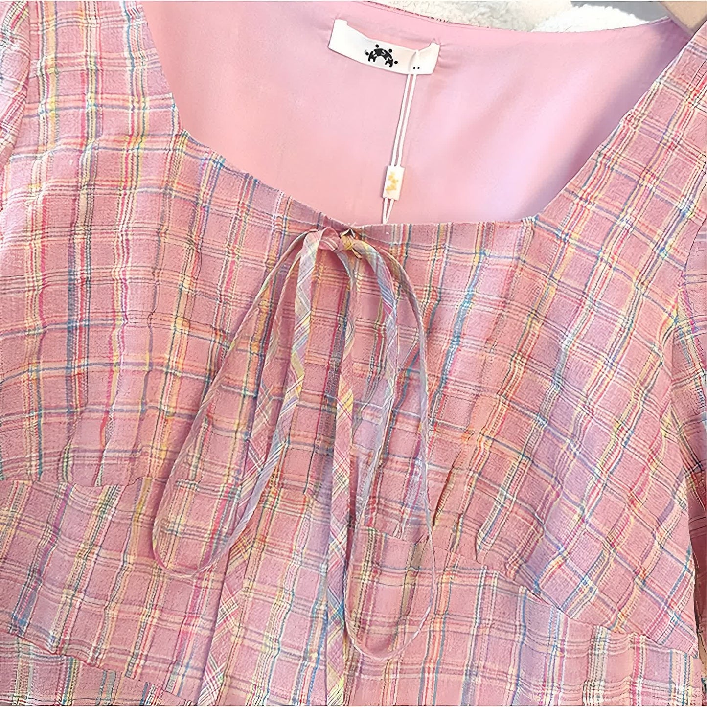 Robe midi rose à carreaux texturés, col carré et nœud sur le devant - image 2