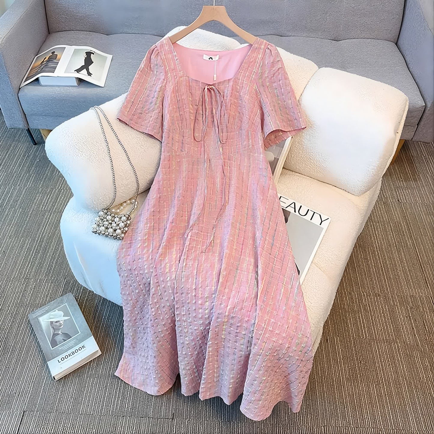 Robe midi rose à carreaux texturés, col carré et nœud sur le devant - image 1