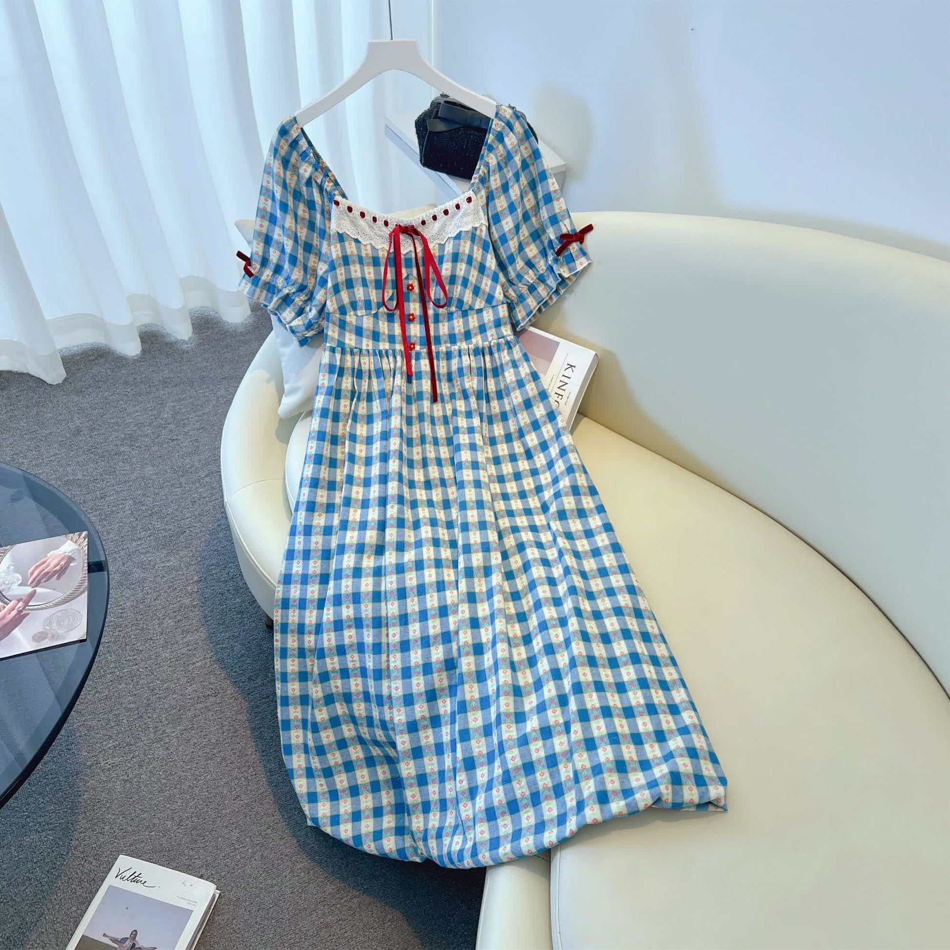Robe midi grande taille à carreaux bleus vichy, col carré et manches bouffantes - image 1