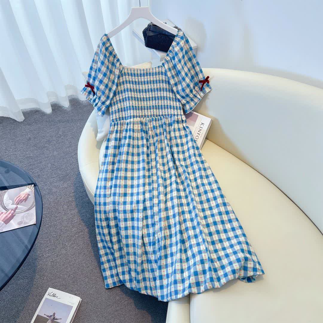 Robe midi grande taille à carreaux bleus vichy, col carré et manches bouffantes - image 6