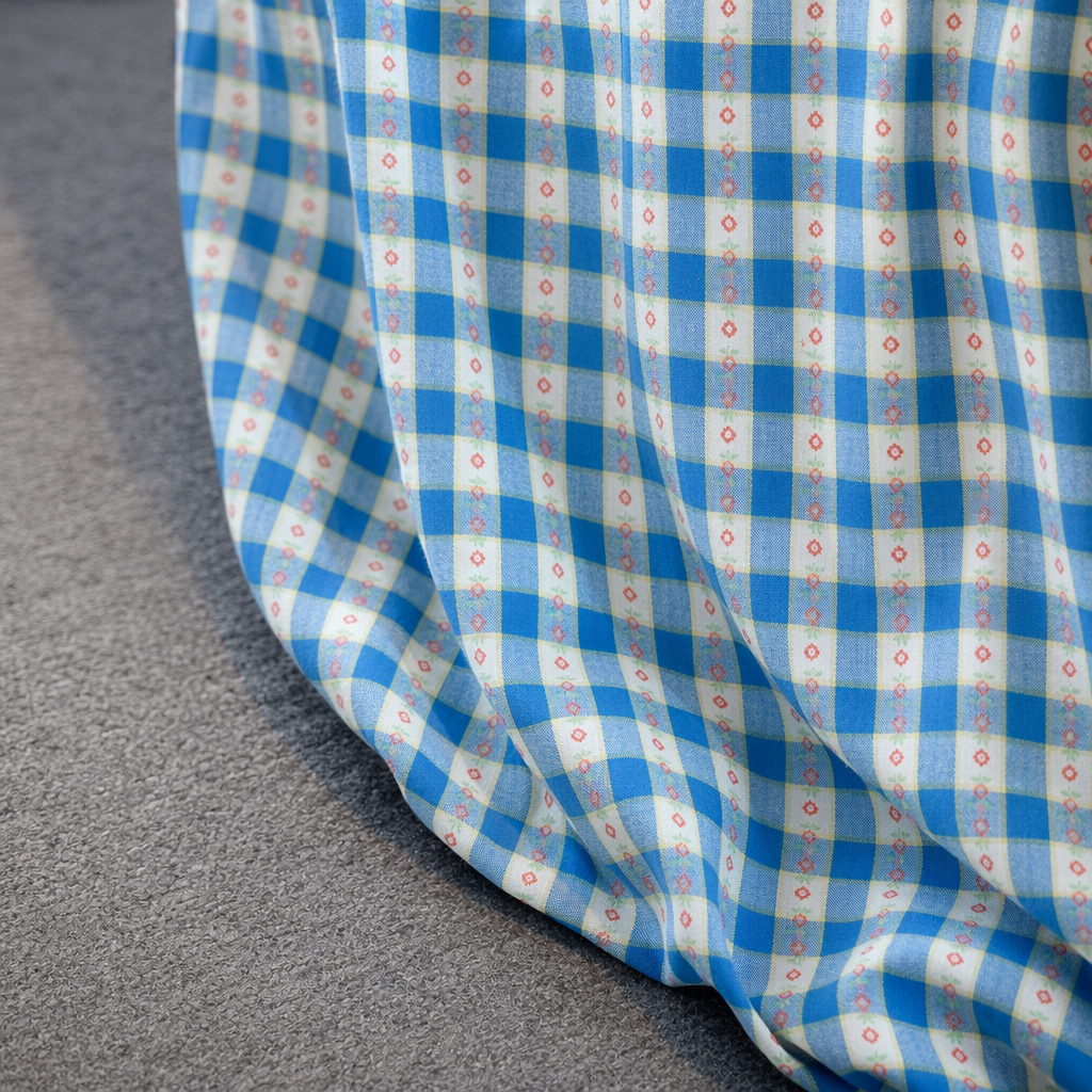 Robe midi grande taille à carreaux bleus vichy, col carré et manches bouffantes - image 5