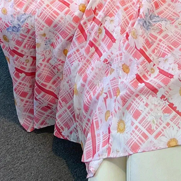 Robe maxi d'été grande taille à col carré, manches bouffantes courtes et imprimé à carreaux marguerites - image 3