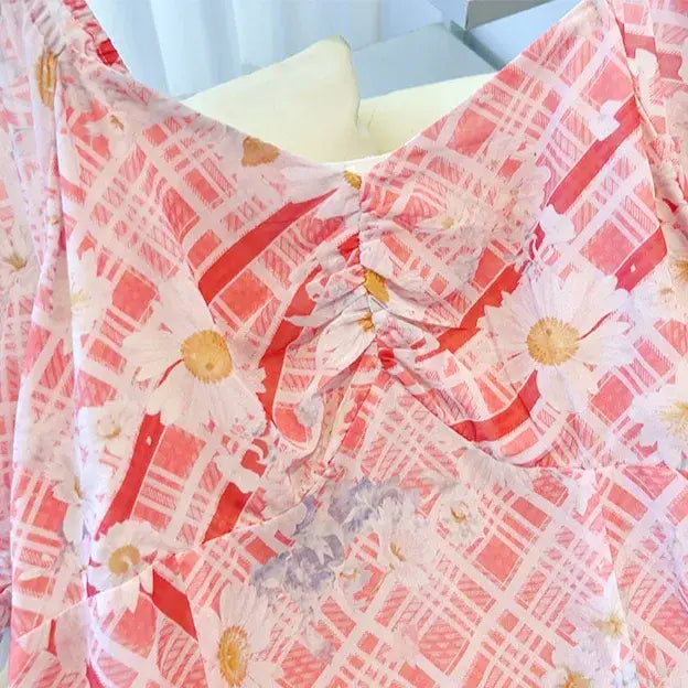 Robe maxi d'été grande taille à col carré, manches bouffantes courtes et imprimé à carreaux marguerites - image 2