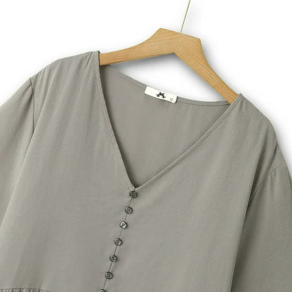 Robe midi fluide à col en V et boutons - image 1