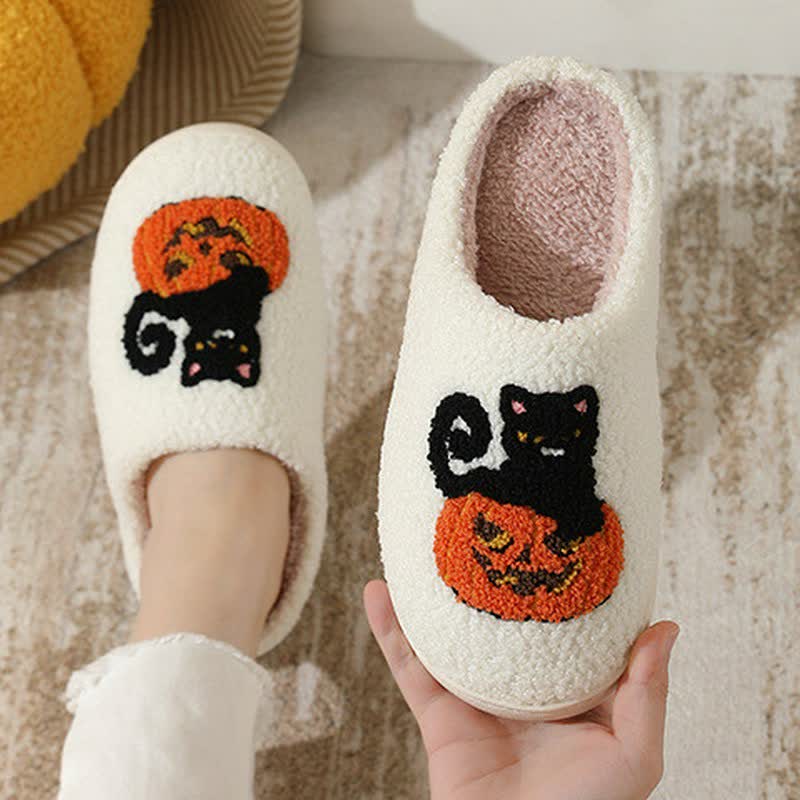 Pantoufles en peluche chat noir d'Halloween sur citrouille - image 1