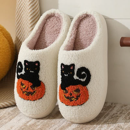 Pantoufles en peluche chat noir d'Halloween sur citrouille - Blanc - EU44-45(US10-11) - image 0