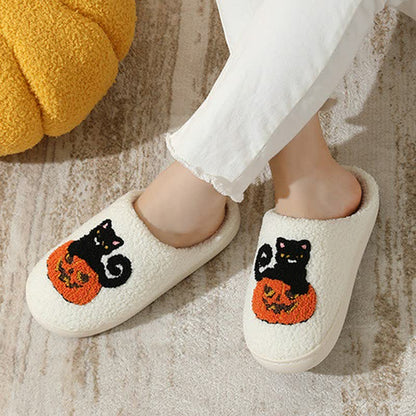 Pantoufles en peluche chat noir d'Halloween sur citrouille - image 2
