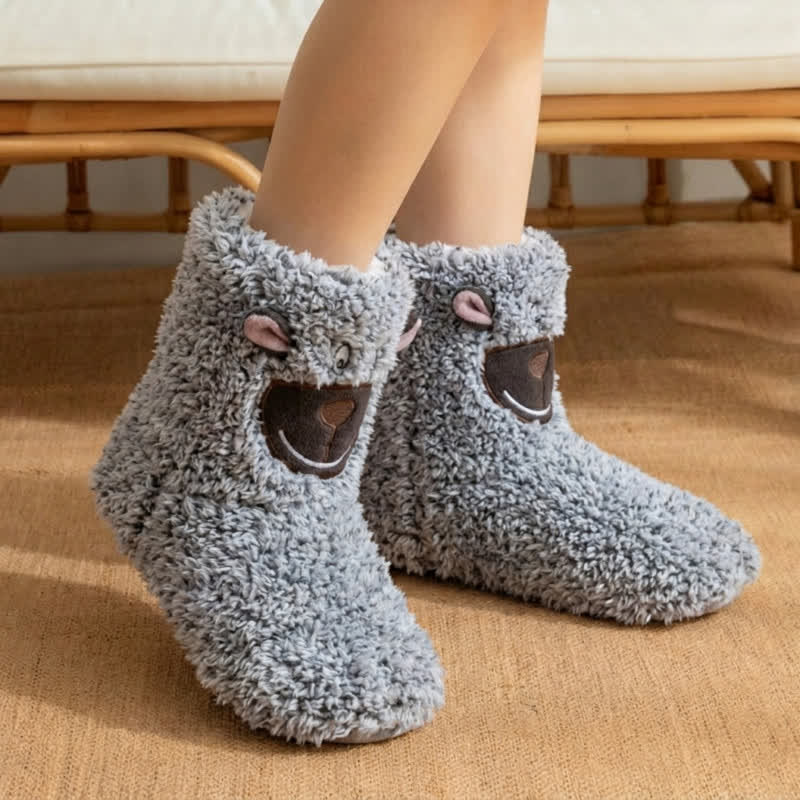 Chaussettes-chaussons grises à motif mouton duveteux - image 1