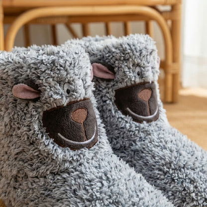 Chaussettes-chaussons grises à motif mouton duveteux - image 4