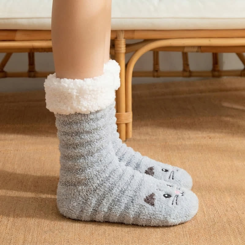 Chaussettes-chaussons à revers en peluche avec motif chat rayé gris - image 3