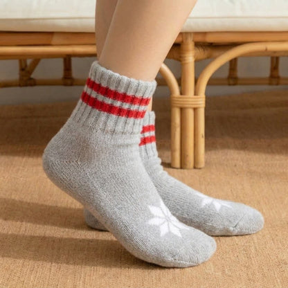 Chaussettes-chaussons antidérapantes à pois verts - image 4