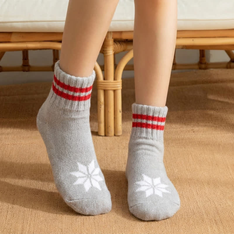 Chaussettes-chaussons antidérapantes à pois verts - image 3