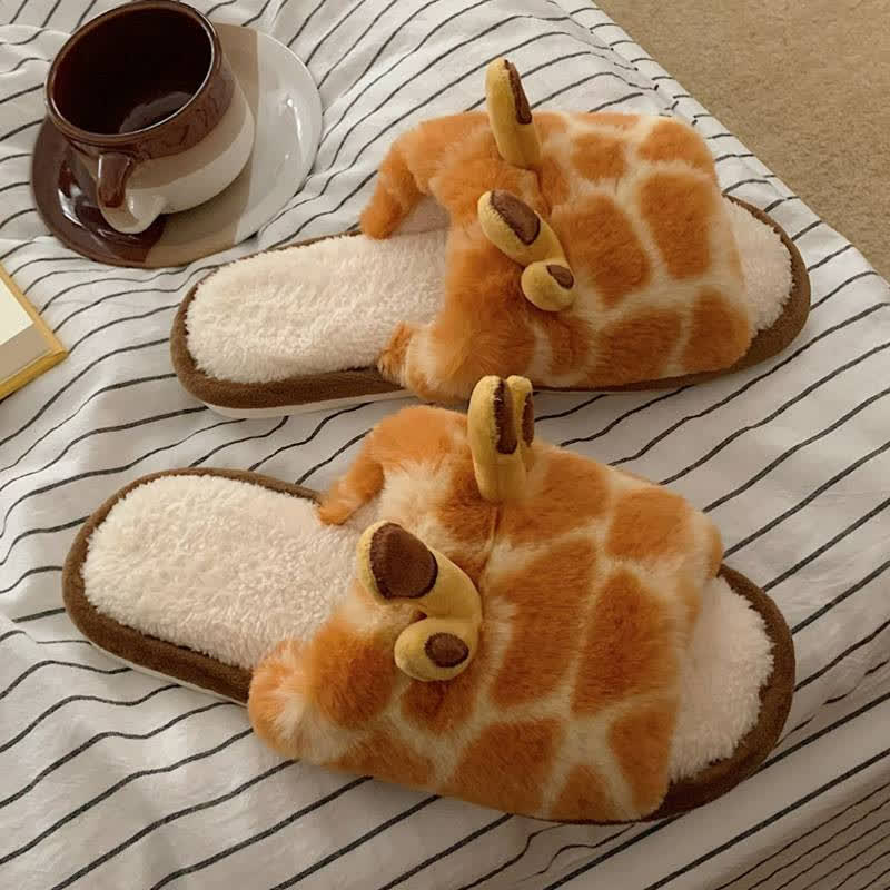 Pantoufles d'intérieur ouvertes en peluche à imprimé girafe - image 1