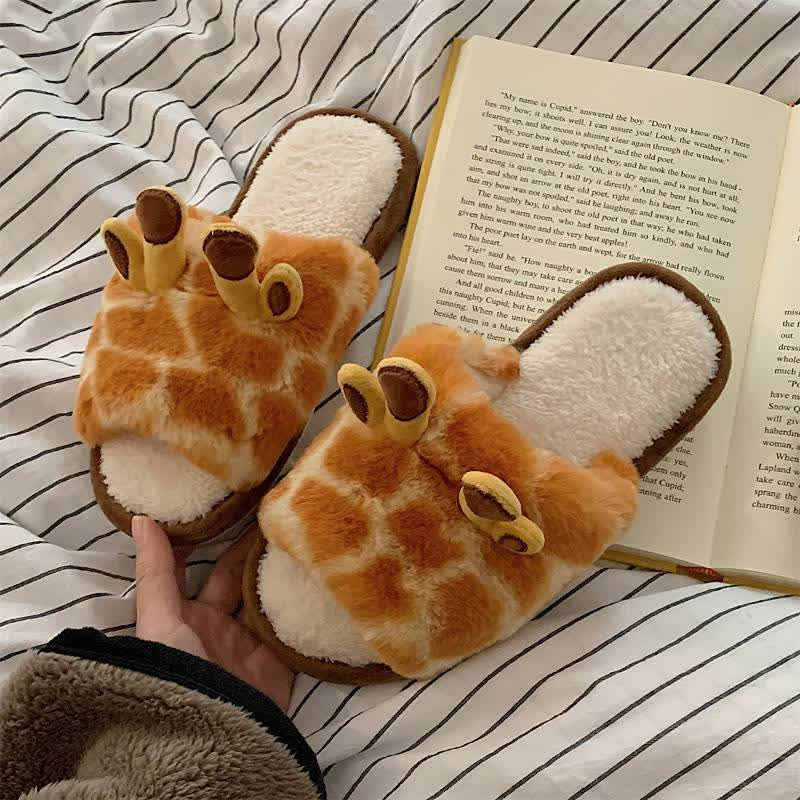 Pantoufles d'intérieur ouvertes en peluche à imprimé girafe - image 6