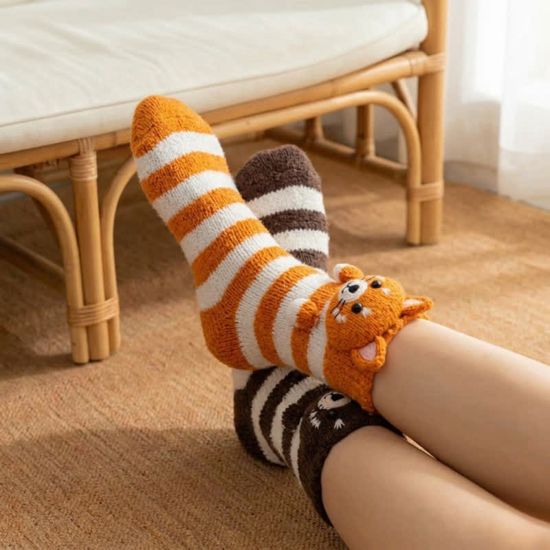 Chaussettes-chaussons rayées en peluche avec un adorable panda roux - image 2