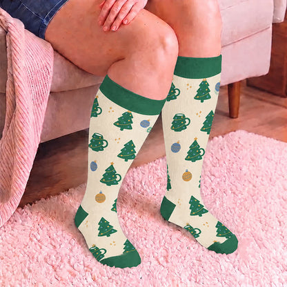 Chaussettes de compression grand format « Village de Noël » - image 3