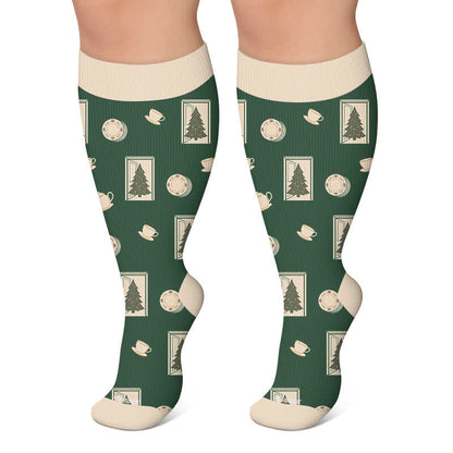 Chaussettes de compression grand format « Village de Noël » - Vert - 4XL - image 4