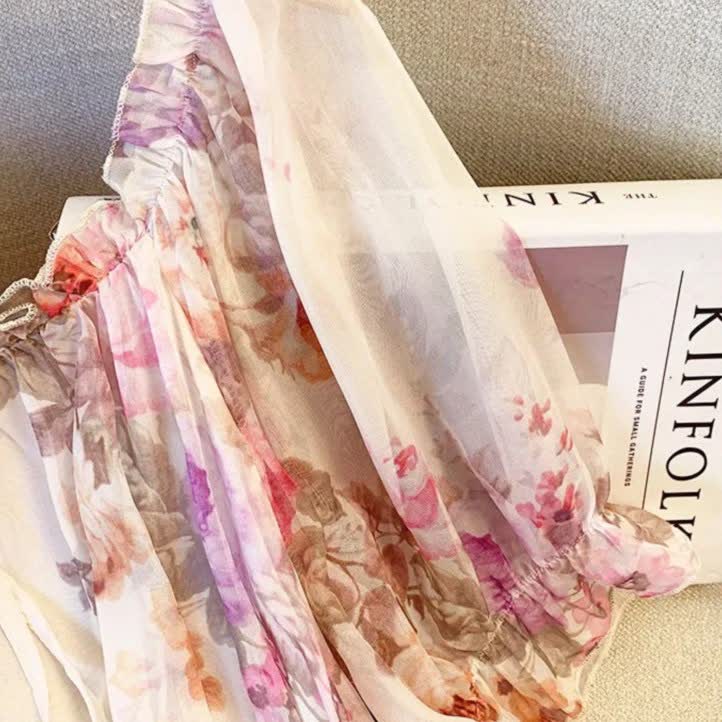 Blouse fleurie grande taille à épaules dénudées et smocks, ornée de fleurs. - image 3